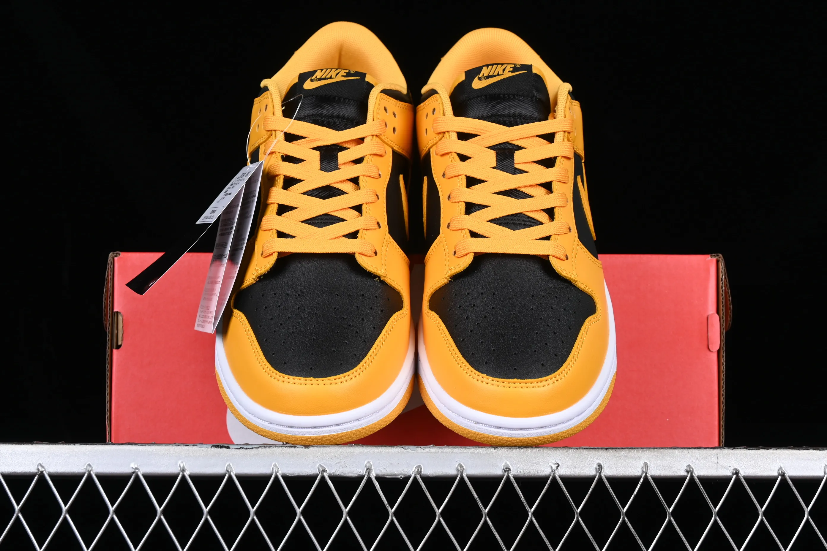 All Categories Nk SB Dunk Series Nk SB Dunk Low Low-top Sneakers Nk Dunk Low "Goldenrod" Black and Yellow University of Iowa SB Smashing Backboard Fashion Casual Sneakers DD1391-004